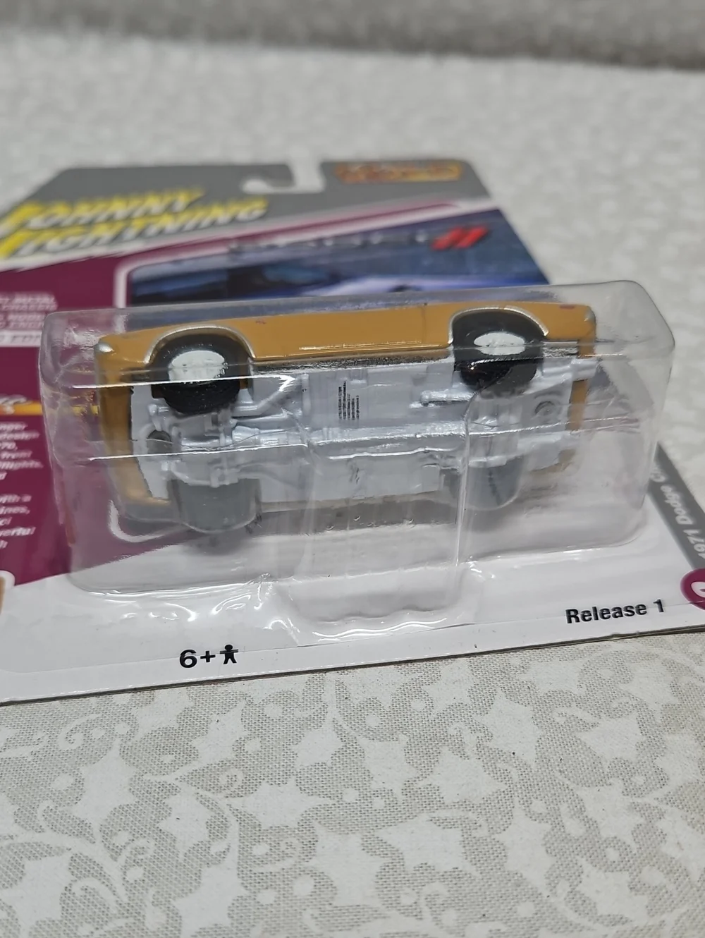 Johnny Lightning Classic Gold 1971 Dodge Challenger R/T white lightning Limited